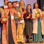 Gohar Kheyrandish Instagram - سلام عزيزانم … با مهر ورق بزنيد؛ در كنار دوست عزيزم " مريم پيربند " كارگردان ونويسنده " فيلم فصل قاصدك (# Dandelion Season )فيلمسازان ، بازيگران و شخصيتهاي مطرح سياسي ،فرهنگي كشور هند هم حضور داشتند . پ.ن: از سايه موسوي عزيزم براي طراحي بسيار زيباي لباسهايم چه در جشنواره " كن" وچيپور تشكر ميكنم. #حشنواره_جيپور#jaipurfilmfestival #فصل_قاصدك_ها #فيلم#فستيوال#مريم_پيربند #گوهر_خيرانديش#سايه_موسوى @sayehmousaviofficial