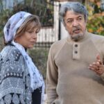 Gohar Kheyrandish Instagram - سلام عزیران شبِ نوروزیتان قشنگ... لطفاً ورق برنید: فیلم« فصل قاصدک» پس از ‌دریافت جایزه رز زرد از جشنواره جیپور، این بار منتخب پنجمین جشنواره دهلی شد. فیلم سینمایی «فصل قاصدک» ساخته «مریم پیربند» با بازی « گوهر خیراندیش» در بخش رقابتی جشنواره بین‌المللی فیلم دهلی به نمایش در می‌آید. پنجمین جشنواره بین المللی دهلی از تاریخ بیست و پنج تا بیست و هفت مارس سال جاری در دهلی نو، کشور هند برگزار می‌شود. برگزیدگان بخش رقابتی این جشنواره در تاریخ هجدهم مارچ اعلام شدند. طبق آمار ارائه شده توسط وب سایت جشنواره، از میان تعداد بیشمار فیلمهای ثبت نام شده، شانزده فیلم بلند در بخش مسابقه حضور دارند و فصل قاصدک در کنار پانزده فیلم از سراسر جهان به رقابت می پردازد. بطور کلی جشنواره در بخشهای فیلمهای سینمایی بلند، مستند سینمایی، فیلم های کوتاه ومستند، انیمیشن، سریال اینترنتی، فیلمهای موبایلی، فیلمهای دانشجویی برگزار می شود. این دومین حضور رقابتی «فصل قاصدک» است. این فیلم در ماه ژانویه سال جاری موفق به دریافت جایزه رز زرد از چهاردهمین جشنواره جیپور شد. «فصل قاصدک» به نویسندگی و کارگردانی مریم پیربند با حضور بازیگران و عواملی از کشورهای ایران، ایتالیا، یونان، مصر، اکراین، آمریکا و آفریقا، در لس‌آنجلس فیلمبرداری و توسط علیرضا پیربند در ایران تدوین شده است. «فصل قاصدک» داستان یک خانواده مهاجر ایرانی است که با فرار دخترشان از مراسم عروسی، با مشکلات متعددی روبرو می‌شوند. از نکات قابل توجه این فیلم حضور رودی یانگ بلاد، بازیگر فیلم آپوکالیپتو اثر مل گیبسون، مقابل گوهر خیراندیش و سعید بدریه ستاره سینمای مصر است. دیگر بازیگران این فیلم رضا موسوی، نیما جعفری و سایه یابنده، استن ھارینگتون، ایان لایر، شانون موری، ارین میراکل، آنابل مونرو، مایکل مینو می باشند. سایر عوامل این فیلم فیلمبرداران: افشین احمدی، استفانو میلا، تدوین: علیرضا پیربند، آهنگساز: بهزاد عبدی، صدابردار: اریک روسو و نوءل پالاسیوس ، طراحی صدا: حسین مهدوی، استودیو اوگو ساوند، طراح چهره: ویکتوریا ولاسنکو، طراح نور: کوری بارون، طراح صحنه: نازنین بختیاری، دستیار کارگردان: جان ماک کلی، منشی صحنه: سی سی اسپارکس. مدیر تولید : تریسا وستون، اصلاح رنگ: محمدرضا تیموری. مدیریت پست پروداکشن: سندی چوکاداریان تدارکات: لورین وو. #سینمایی_ایرانی #فیلم_سینمایی #فستیوال_کن #فستیوال_جیپور #فستیوال_دهلی#جشنوار_دهلی#سینما