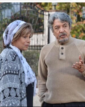 Gohar Kheyrandish Instagram - سلام عزیران شبِ نوروزیتان قشنگ...
 لطفاً ورق برنید:
 فیلم« فصل قاصدک»
پس از ‌دریافت جایزه رز زرد از جشنواره جیپور، این بار منتخب پنجمین جشنواره دهلی شد.

فیلم سینمایی «فصل قاصدک» ساخته «مریم پیربند» با بازی « گوهر خیراندیش» در بخش رقابتی جشنواره بین‌المللی فیلم دهلی به نمایش در می‌آید. 
پنجمین جشنواره  بین المللی دهلی از تاریخ بیست و پنج تا بیست و هفت مارس  سال جاری در دهلی نو، کشور هند برگزار می‌شود.
برگزیدگان بخش رقابتی این جشنواره در تاریخ هجدهم مارچ اعلام شدند. طبق آمار ارائه شده توسط وب سایت جشنواره، از میان تعداد بیشمار فیلمهای ثبت نام شده، شانزده فیلم بلند در بخش مسابقه حضور دارند و فصل قاصدک در کنار پانزده فیلم از سراسر جهان به رقابت می پردازد.  بطور کلی جشنواره در بخشهای فیلمهای سینمایی بلند، مستند سینمایی، فیلم های کوتاه ومستند، انیمیشن، سریال اینترنتی، فیلمهای موبایلی، فیلمهای دانشجویی برگزار می شود. 
این دومین حضور رقابتی «فصل قاصدک» است. این فیلم در ماه ژانویه سال جاری موفق به دریافت جایزه رز زرد از چهاردهمین جشنواره جیپور شد. 

«فصل قاصدک» به نویسندگی و کارگردانی مریم پیربند با حضور بازیگران و عواملی از کشورهای ایران، ایتالیا، یونان، مصر، اکراین، آمریکا و آفریقا، در لس‌آنجلس فیلمبرداری و توسط علیرضا پیربند در ایران تدوین شده است. 
«فصل قاصدک» داستان یک خانواده مهاجر ایرانی است که با فرار دخترشان از مراسم عروسی، با مشکلات متعددی روبرو می‌شوند. از نکات قابل توجه این فیلم حضور رودی یانگ بلاد، بازیگر فیلم آپوکالیپتو اثر مل گیبسون، مقابل گوهر خیراندیش و سعید بدریه ستاره سینمای مصر است.
 دیگر بازیگران این فیلم رضا موسوی، نیما جعفری و سایه یابنده، استن ھارینگتون،  ایان لایر، شانون موری، ارین میراکل، آنابل مونرو، مایکل مینو می باشند. 

سایر عوامل این فیلم فیلمبرداران: افشین احمدی، استفانو میلا، تدوین: علیرضا پیربند، آهنگساز: بهزاد عبدی، صدابردار: اریک روسو و نوءل پالاسیوس ، طراحی صدا: حسین مهدوی،  استودیو اوگو ساوند، طراح چهره: ویکتوریا ولاسنکو، طراح نور: کوری بارون، طراح صحنه: نازنین بختیاری، دستیار کارگردان: جان ماک کلی، منشی صحنه: سی سی اسپارکس. مدیر تولید : تریسا وستون، اصلاح رنگ: محمدرضا تیموری. مدیریت پست پروداکشن: سندی چوکاداریان تدارکات: لورین وو.
#سینمایی_ایرانی #فیلم_سینمایی #فستیوال_کن #فستیوال_جیپور #فستیوال_دهلی#جشنوار_دهلی#سینما