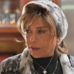 Gohar Kheyrandish Instagram - سلام عزیران شبِ نوروزیتان قشنگ... لطفاً ورق برنید: فیلم« فصل قاصدک» پس از ‌دریافت جایزه رز زرد از جشنواره جیپور، این بار منتخب پنجمین جشنواره دهلی شد. فیلم سینمایی «فصل قاصدک» ساخته «مریم پیربند» با بازی « گوهر خیراندیش» در بخش رقابتی جشنواره بین‌المللی فیلم دهلی به نمایش در می‌آید. پنجمین جشنواره بین المللی دهلی از تاریخ بیست و پنج تا بیست و هفت مارس سال جاری در دهلی نو، کشور هند برگزار می‌شود. برگزیدگان بخش رقابتی این جشنواره در تاریخ هجدهم مارچ اعلام شدند. طبق آمار ارائه شده توسط وب سایت جشنواره، از میان تعداد بیشمار فیلمهای ثبت نام شده، شانزده فیلم بلند در بخش مسابقه حضور دارند و فصل قاصدک در کنار پانزده فیلم از سراسر جهان به رقابت می پردازد. بطور کلی جشنواره در بخشهای فیلمهای سینمایی بلند، مستند سینمایی، فیلم های کوتاه ومستند، انیمیشن، سریال اینترنتی، فیلمهای موبایلی، فیلمهای دانشجویی برگزار می شود. این دومین حضور رقابتی «فصل قاصدک» است. این فیلم در ماه ژانویه سال جاری موفق به دریافت جایزه رز زرد از چهاردهمین جشنواره جیپور شد. «فصل قاصدک» به نویسندگی و کارگردانی مریم پیربند با حضور بازیگران و عواملی از کشورهای ایران، ایتالیا، یونان، مصر، اکراین، آمریکا و آفریقا، در لس‌آنجلس فیلمبرداری و توسط علیرضا پیربند در ایران تدوین شده است. «فصل قاصدک» داستان یک خانواده مهاجر ایرانی است که با فرار دخترشان از مراسم عروسی، با مشکلات متعددی روبرو می‌شوند. از نکات قابل توجه این فیلم حضور رودی یانگ بلاد، بازیگر فیلم آپوکالیپتو اثر مل گیبسون، مقابل گوهر خیراندیش و سعید بدریه ستاره سینمای مصر است. دیگر بازیگران این فیلم رضا موسوی، نیما جعفری و سایه یابنده، استن ھارینگتون، ایان لایر، شانون موری، ارین میراکل، آنابل مونرو، مایکل مینو می باشند. سایر عوامل این فیلم فیلمبرداران: افشین احمدی، استفانو میلا، تدوین: علیرضا پیربند، آهنگساز: بهزاد عبدی، صدابردار: اریک روسو و نوءل پالاسیوس ، طراحی صدا: حسین مهدوی، استودیو اوگو ساوند، طراح چهره: ویکتوریا ولاسنکو، طراح نور: کوری بارون، طراح صحنه: نازنین بختیاری، دستیار کارگردان: جان ماک کلی، منشی صحنه: سی سی اسپارکس. مدیر تولید : تریسا وستون، اصلاح رنگ: محمدرضا تیموری. مدیریت پست پروداکشن: سندی چوکاداریان تدارکات: لورین وو. #سینمایی_ایرانی #فیلم_سینمایی #فستیوال_کن #فستیوال_جیپور #فستیوال_دهلی#جشنوار_دهلی#سینما