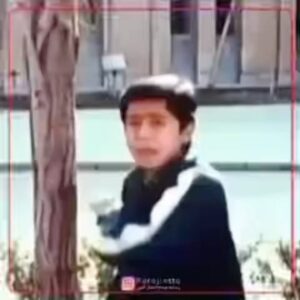 Gohar Kheyrandish Instagram - در رثای کیومرث جان پور احمد...
‏«وقتی نتواند برای کودکان سرزمین‌اش، “قصه‌های مجید” تعریف کند، وقتی نتواند برای مردم‌اش از “خواهران غریب” بگوید، وقتی نتواند برای دل خودش، تاسیان “شب یلدا” را بیدار بماند و در تنهایی‌اش زار بزند، پس می‌رود در خلوتی بدون آدم یک جور درست و حسابی کلک خودش را می‌کند.»
 #جابر قاسمعلی
پ. ن: مهرانه عزیز زبانم به گفتن تسلیت نمی چرخد . دیشب عمو جلال  عکسهای  خودش « کیومرث » و شمس لنگرودی عزیز را در کنار مقبره استاد هوشنگ ابتهاج را  برایم  فرستاد و همه  قصه سفر  که هنوز در بهت حیرت شنیده  ها  مانده ام 
#کیومرث_پوراحمد 
#مهرانه_ربی 
#مریم_پوراحمد
#قصه_های_مجید 
#پروین_دخت_یزدانیان
 
#بی‌ بی چلچله – 

#قصه_های_مجید 
#
#تاتوره – 1363
#باران – 1361
#تابستان سال آینده – 1360
#قصه خیابان دراز – 1357
#آلبوم تمبر – 1365
#بی‌ بی چلچله – 1363
#تاتوره – 1363
#باران – 1361
#تابستان سال آینده – 1360
#قصه خیابان دراز – 1357