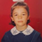 Gonca Vuslateri Instagram - O sıralar fotoğraf da gelecek kadar bulanıktı. Bulanıklık hiç gitmedi hayatımdan. Kendimle konuşmalarımda lafımı hep en yakınımdakiler kesmiştir. . Yakınlarım . Şimdi kısık gözlerimle uzun uzun baktığım, dalıp gittiğim anlar daha sık oluyor. Anlamaya çalışırken bile kısıyormuşum gözlerimi.. Bulanık ya da bunalmış şeylere nişan alabilmek için. Bu dünyaya dayanırken tüm yükümü vermemek için. Çok iyi ya da çok kötü olmamak için, belirsizliğin verdiği cesarete hep ihtiyacım olmuştur. . Ve anlıyorum, bazen bakıldığında flu bir hal alıyorum. Tam net cevaplayamıyorum sanki başkalarına kendimi. Herkesten daha çok endişelendiğimden kendim için, problemin de isim hakkını satın alıyorum sanki.. Her objektifin netleyebileceği tip olmadığım gibi ehli gelmedikçe de direnişim bitmiyor. Öyle bir eşref-i mahlukatım ben de.. naparsın mecbuur🍃 🪬