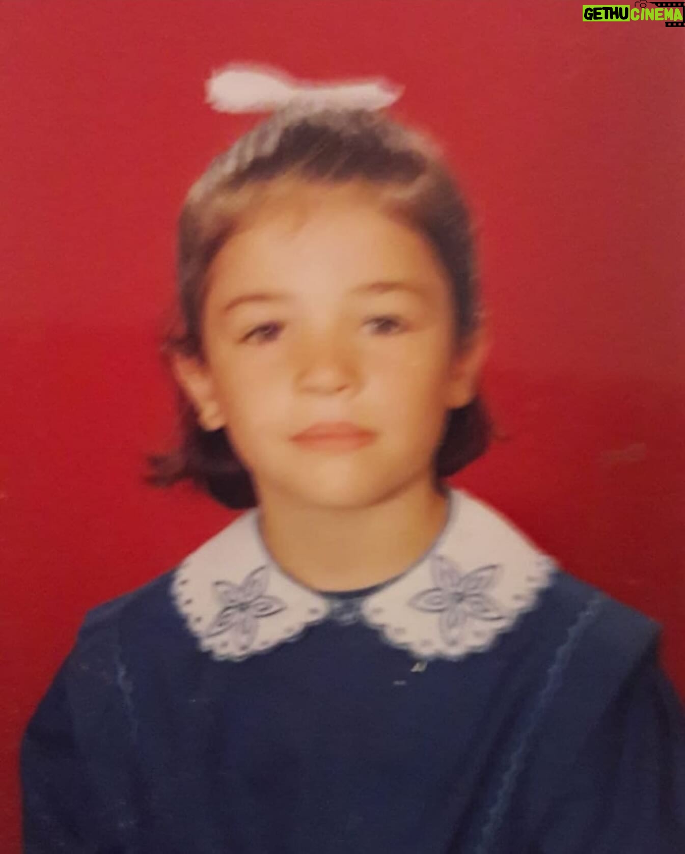 Gonca Vuslateri Instagram - O sıralar fotoğraf da gelecek kadar bulanıktı. Bulanıklık hiç gitmedi hayatımdan. Kendimle konuşmalarımda lafımı hep en yakınımdakiler kesmiştir. . Yakınlarım . Şimdi kısık gözlerimle uzun uzun baktığım, dalıp gittiğim anlar daha sık oluyor. Anlamaya çalışırken bile kısıyormuşum gözlerimi.. Bulanık ya da bunalmış şeylere nişan alabilmek için. Bu dünyaya dayanırken tüm yükümü vermemek için. Çok iyi ya da çok kötü olmamak için, belirsizliğin verdiği cesarete hep ihtiyacım olmuştur. . Ve anlıyorum, bazen bakıldığında flu bir hal alıyorum. Tam net cevaplayamıyorum sanki başkalarına kendimi. Herkesten daha çok endişelendiğimden kendim için, problemin de isim hakkını satın alıyorum sanki.. Her objektifin netleyebileceği tip olmadığım gibi ehli gelmedikçe de direnişim bitmiyor. Öyle bir eşref-i mahlukatım ben de.. naparsın mecbuur🍃 🪬