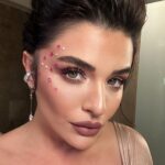 Gonca Vuslateri Instagram – “B.k gibi paramız var” adlı fotoşopu ile hepinizi selamlarım… 

Bu fotoğrafıma bakıp umarım beni acayip zengin, insan ilişkileri şahane, lise mezunu olup girdiği ortamlarda kendini geliştiren biri olarak görür “nasıl bu kadar zengin oldu yaaağğğ” deyip takip edersiniz. Tenk you.

🤮🤢

Şaka şaka! 

Dikkatinizi çekmişken soru sormak isterim.:

Neden instagramda geri takip yapamıyorum? 
Sınırlandırmış mı beni?