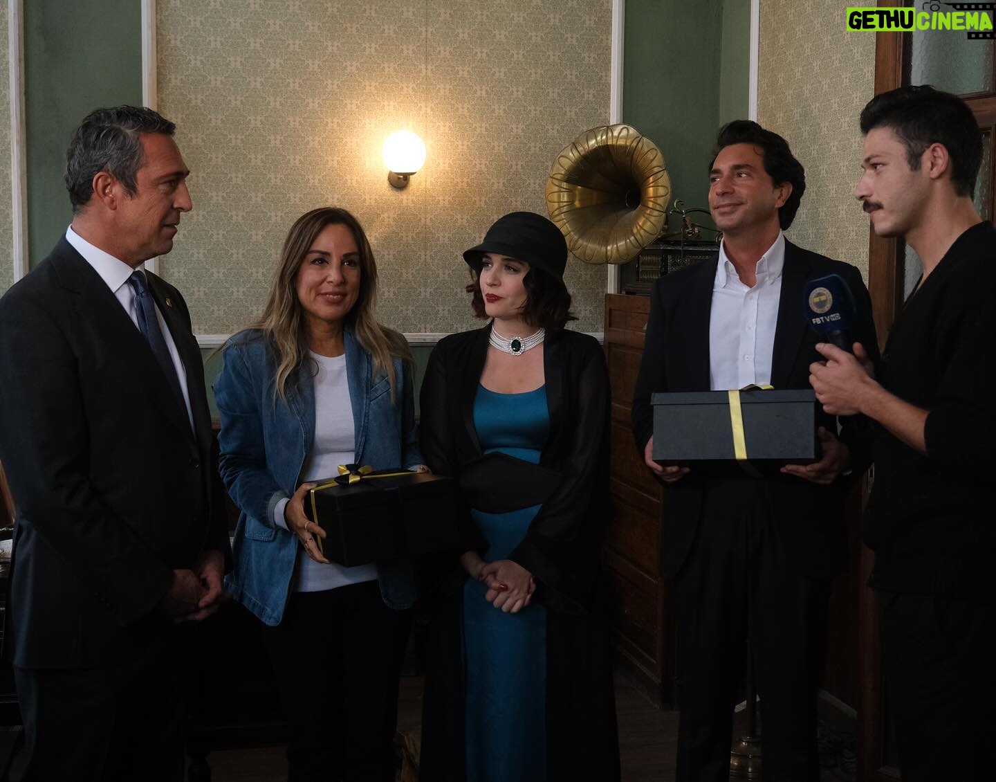 Gonca Vuslateri Instagram - Zaferin Rengi tamamlandı.. Heyecan verici bir süreçti. @apooguz yarattığın dünyada bana biçilen kaderi keyifle yaşadım. Teşekkür ederim. Setin son günleriydi. Sevgili Ali Koç ve şahane ekibi ziyaretimize gelmişlerdi. ⭐️💙 Parlasın filmimiz. Çok da uzak olmayan bir zamanda, kavuşmak üzere. #zaferinrengi