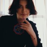 Gonca Vuslateri Instagram - “Ben ölümü sol cebimde taşırım. Bazen cebimden çıkarıp onunla konuşurum: "Selam yavrum, nasılsın? Ne zaman geleceksin beni almaya? Hazırım." #bukowskiquotes #bukowski #actor #instagram #instagood #acting #instadaily #dayoff #dayoquotes #quotes #black #stylish #styleoftheday #photooftheday #photography