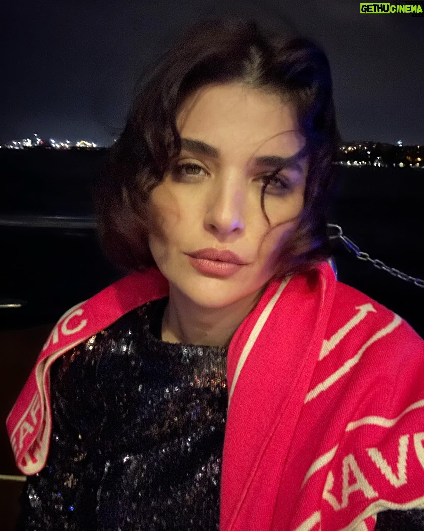 Gonca Vuslateri Instagram - 1-2-3’ler yaşşaağsın Türkler🦾🐬👑💓😎