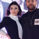 Gonca Vuslateri Instagram – Cenazemize Hoşgeldiniz görücüye çıktı!

Elbisem için @hakanakkaya defalarca teşekkür ederim. Daima el ele!👑

Saç-makyaj : @bybatuhanuncuu ☘️☘️🛼🛼🛼⭐️⭐️

Takılarım tukularım : @swarovski 🥳🌹

Basın gösterimimiz gerçekleşti. Çok mutluyuz.. 

Yönetmenimiz @neslihanyesilyurt 🫶🏼🕺🏻🤸🏻‍♂️

Canımız yapımcılarımız ev sahibimiz #fatihaksoy #keremçatay 

@medyapimresmi @ayyapim 

🫶🏼⭐️👍🌿

Ve tüm oyuncular !

Emeğimize ışık olsun seyircinin alkışı.

22 Aralık gününe biletleri hazır edebilirsiniz

RİCAMIZDIR: AİLECEK İZLEYİNİZ !😂