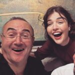 Gonca Vuslateri Instagram - Normal normal bakıyordu hocam. Sonra bişiler fısıldadım ona.. ve 2. fotoğraf ortaya çıktı. 😃 Hocam sen ne zaman pasta üflersen ben o zaman yaş alırım. Mesafeyi sımsıkı tutmam şart :) Koşulsuz sevgim, hür vicdanım, hayır demeyi bildiğim her şey, hatalarıma sahip çıkışım, yeniye ve sevgiye duyduğum coşkum, özenişim.. Hepsinde payın var.. İyi ki doğdun. 12 Eylül’de doğum günü kutlamazsın. . Seni çok seviyorum öğretmenim. Daima birlikte🦋 @sunay.akin