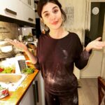 Gonca Vuslateri Instagram - Sağ gözüme kan oturan o günlerden geriye ne kaldı ki.. Bi kaç gündür kelimelerle tarif edilemeyecek kadar motivasyonumu düşüren şeyler üst üste geliyor.. Kelimelerle tarif edemediğimi hissedince kendimi, yemek yapmaya kalkıştığım-yardım ettiğim ve elime yüzüme bulaştırdığım anlara benzettim.. Bazen hayat sizi seçmez. İnsan kendi kendisinin Kılıçdaroğlu’sudur: yeri geldiğinde. Yalnızca seçimleri kaybetmekten değil, seçimleri yüzünden kendini de kaybedebilir insan.. Bu hafta hazindir ki hep en gergin, en azar dolu, en öfkeli sesler-biçimler-simülasyonlar- hakaret dolu sinapslar.. böyle geçti.. pazartesiye üfleyerek girdim.. İnsanları kendi içimde değil onlara bakınca gördüğüm şeyler arasında ikiye ayırmaya ve her ikiliğe başka isimler vererek, kalbimin odacıklarına hasar vermeyeyim dedim.. Fakat dünya “en az zarar veren”le konudan sıyrıldığımız, ekonomik paketler halinde ve yaşanılması en kolay kötücüllükle paralel bazı pratikler sunmaya başladı.. işimize gelir.. Ben kendi vicdanımın eskisiyim.. antika sevdiğimden midir nedir.. bayılırım incindiğimi söylemeye, çözmeye.. iyi biri olduğumdan hiç değil. Münasebetsizliği bile şıklaştırıyor vicdan sahibi olmak.. Neyse, O sırada mutfakta sevgilim pizza yapıyordu.. Hamuru açmayı denedim, biraz stresim gider diye.. Hamur açıldı, ben de saçıldım Üstüme başıma bulaştırdım.. Kelimeler gibi. En zor şey artık galiba Sevmek. En çok da iki kelimeyle kıymetli: Eskisi gibi. Not: PİZZA GÜZEL OLDU.