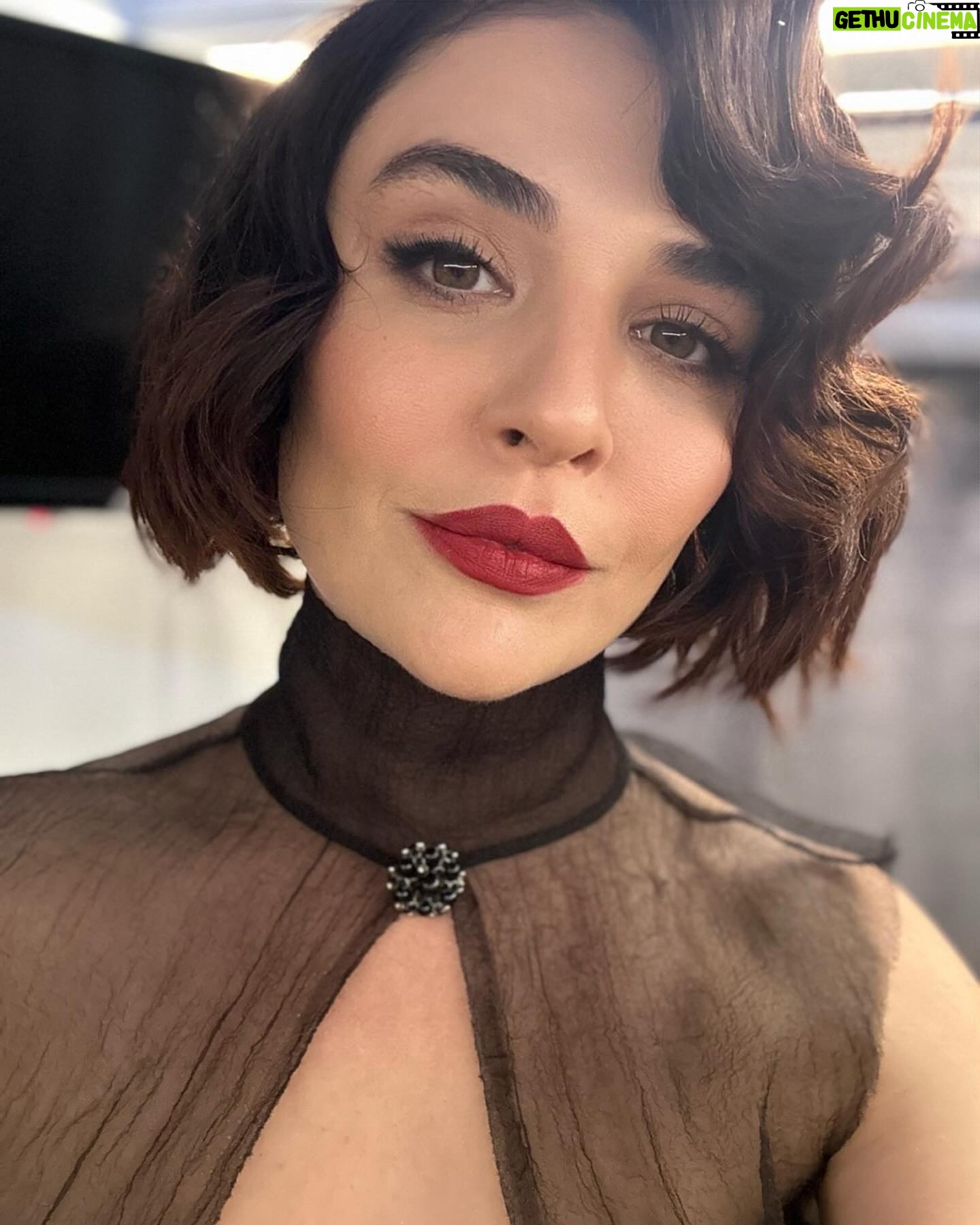 Gonca Vuslateri Instagram - Arkadaşlar #story de kalmasın, ev adreslerinize yolluyorum. Gazeteye ilan da vericem. Cıngar çıkarıcam, kalmasın story’de! 😎 #actress #Vera #goncavuslateri #hayatçokkısa #okadaruzunboyludeğil 🥸