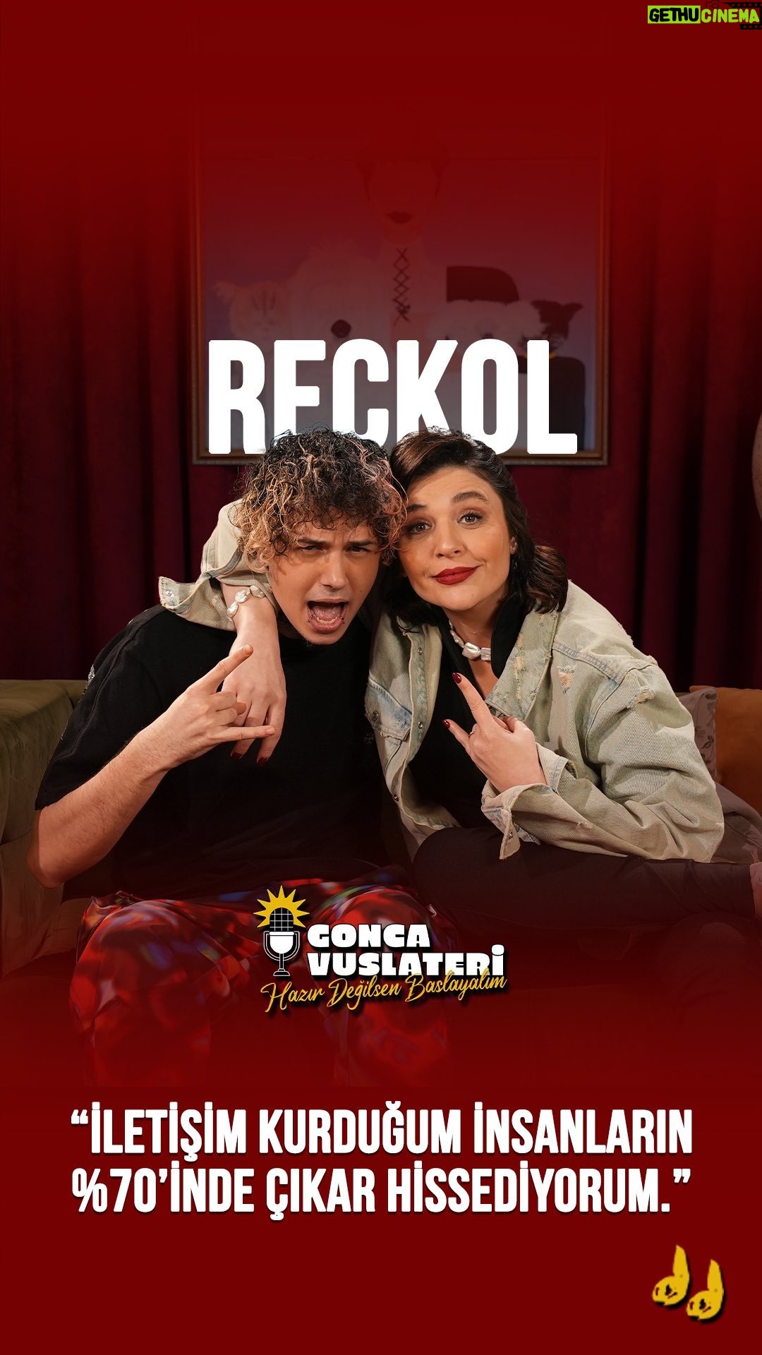 Gonca Vuslateri Instagram - Vee! Sonunda dünya tatlısı insan RECKOL! Yayındayız! #youtube Herkese merhaba, Hazır Değilsen Başlayalım’a hepiniz hoş geldiniz✨ Gerçekten hiç ama hiç hazır olmayan konuklarımdan bir diğeri kendine has tarzı ve hepimizin diline dolanan şarkıları ile Reckol mahlasıyla tanıdığımız Recep Eker!👏🏻 Reckol ile neler konuştuk; Eğer müzik piyasasına girmeseydi hangi mesleği yapmak isterdi öğrendik, ünlülüğün cinsel hayatı ne derecede etkilediğinden, rap sanatçılarına karşı var olan ön yargılardan bahsettik ve tabii ki iki Bursalı olarak bolca memleket özlemi giderdik🎙️ Biz çok koyu sohbetlere girdik.👀 Çayınız kahveniz hazırsa start’a basabilirsiniz.☕ İyi seyirler! #goncavuslateri #youtube #hazırdeğilsenbaşlayalım