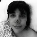 Gonca Vuslateri Instagram – Hoşgeldin Asya Mone👑
Levent Ankara’da ve bir gün sonra yanıma gelecek. Küçük bir kasılma ve kedim (Arte-sfenks olan) anında kucağımda, yırtınıyor.. Haberciymiş meğer. Kasılmalar artıyor. Yalnızca kontrol için gittiğim hastanede “NST yükseliyor bu gece doğum olabilir” deniyor ve hoop Gonca sezaryene! Kordonumuz 40 cm kısa zaten normale giremezmişiz.. 

Kocam yolda🫂.. @ozdemirogluhepgul varmış bile! Yine!🎪🥰
Canım @prof.dr.cihatsen ! ve artık aile gibi olduğumuz @memorialhospitalsgroup @memorialsaglik ekibi biz bize yeteriz diyoruz ve ameliyathanede Aretha Franklin eşliğinde “You make me feel like a natural woman” şarkısını (yorulmadan dinlediğim tek şarkıdır) dinleyerek Asya geliyor.. 
solunum biraz uyumlanamıyor başta pırpır ederken canlanıyor ellerim de boş kalıyor haliye manidelerdeki gibi:)..
Oksijenini alırken doğum sonrası kızımı görmeye gidiyorum .. babası da gelmiş🥹biraz ağlıyorum tabi.. Hayat ben planlar yaparken başıma gelenler miydi bilemiyorum.. 

Süt gelmesi lazım nasıl gelecek diye endişe ederken Asya’yı küvezde solunuma bağlı görünce yüzümden akan gözyaşlarım bile süte dönüşüyor çünkü kendine acıyan bir anne bir bebek için zaman kaybından başka bir şey değildir deyip super mario edasıyla odama gidip sağıyorum.. ilk gün 40 cc’ye yakın geliyor. Herkes takdir ediyor kimileri de çok şaşkın.. ben alışkınım kendime oysa.. uğruna kendimi feda ettiğim bir konu var ise sonuçları canımı acıtmaz.. Asya’ya sütler gidiyor.. kendi sütümün sesini eski bir radyo gibi plastik bir zeminde çırılçıplak haliyle duyarken kızımın şapkası yollanıyor .. onu kokluyorum.. ve sütlerim çoğalıyor.. iki gün sonra kavuşuyoruz.. Abartılacak bir şey yok anne diye geliyor kızım.. ama masayı kurmuşuz: sütlerce hazır bekliyordu 😇🍒
Ertesi gün odaya getirilirken @drbahartezcan yanımda.. iyi ki!
Ben hep korkardım çocuk yapma fikri hakkında konuşurken bile “yahu ben bebek tutamam düşürürüm Allah korusun.. çok küçükler” ve daha neler..
Onu kucağıma aldığım 3. Fotoğrafta şöyle ağlamıştım:

Seni tuttum kızım.
Seni tutuyorum.
Korkma.

Şimdi içimdeki çocuk yıllardır beklediği oyun arkadaşını buldu.
Allah’a bin şükür.. Arayan, gelen tüm dostlarımıza çok teşekkür ederiz♥️🌱🧿

🧿