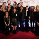 Gonca Vuslateri Instagram – Cenazemize Hoşgeldiniz görücüye çıktı!

Elbisem için @hakanakkaya defalarca teşekkür ederim. Daima el ele!👑

Saç-makyaj : @bybatuhanuncuu ☘️☘️🛼🛼🛼⭐️⭐️

Takılarım tukularım : @swarovski 🥳🌹

Basın gösterimimiz gerçekleşti. Çok mutluyuz.. 

Yönetmenimiz @neslihanyesilyurt 🫶🏼🕺🏻🤸🏻‍♂️

Canımız yapımcılarımız ev sahibimiz #fatihaksoy #keremçatay 

@medyapimresmi @ayyapim 

🫶🏼⭐️👍🌿

Ve tüm oyuncular !

Emeğimize ışık olsun seyircinin alkışı.

22 Aralık gününe biletleri hazır edebilirsiniz

RİCAMIZDIR: AİLECEK İZLEYİNİZ !😂