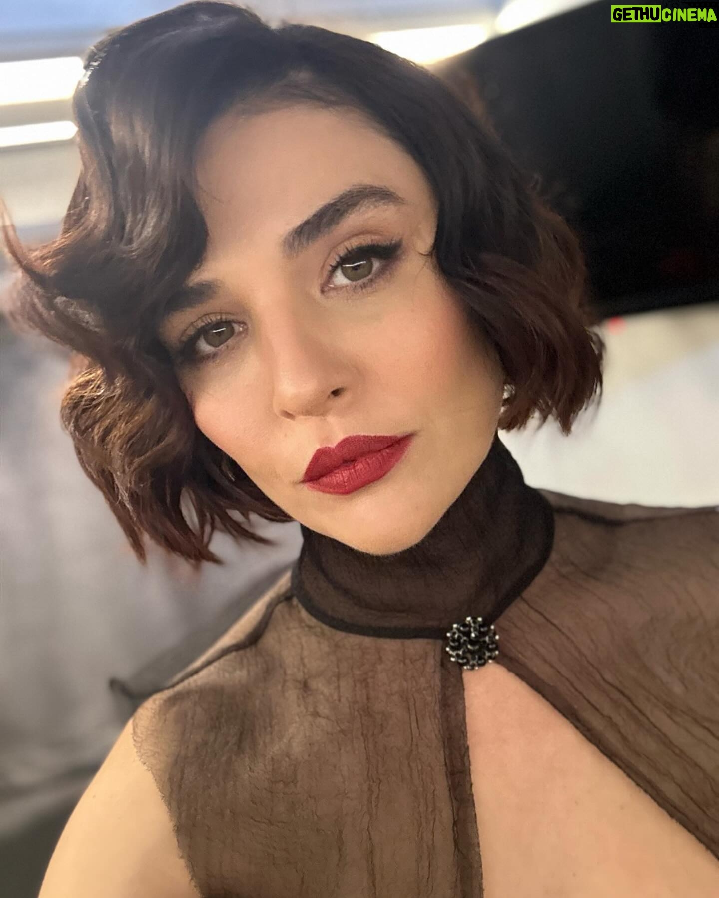 Gonca Vuslateri Instagram - Arkadaşlar #story de kalmasın, ev adreslerinize yolluyorum. Gazeteye ilan da vericem. Cıngar çıkarıcam, kalmasın story’de! 😎 #actress #Vera #goncavuslateri #hayatçokkısa #okadaruzunboyludeğil 🥸