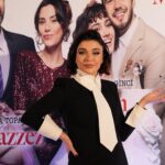 Gonca Vuslateri Instagram – Cenazemize Hoşgeldiniz görücüye çıktı!

Elbisem için @hakanakkaya defalarca teşekkür ederim. Daima el ele!👑

Saç-makyaj : @bybatuhanuncuu ☘️☘️🛼🛼🛼⭐️⭐️

Takılarım tukularım : @swarovski 🥳🌹

Basın gösterimimiz gerçekleşti. Çok mutluyuz.. 

Yönetmenimiz @neslihanyesilyurt 🫶🏼🕺🏻🤸🏻‍♂️

Canımız yapımcılarımız ev sahibimiz #fatihaksoy #keremçatay 

@medyapimresmi @ayyapim 

🫶🏼⭐️👍🌿

Ve tüm oyuncular !

Emeğimize ışık olsun seyircinin alkışı.

22 Aralık gününe biletleri hazır edebilirsiniz

RİCAMIZDIR: AİLECEK İZLEYİNİZ !😂