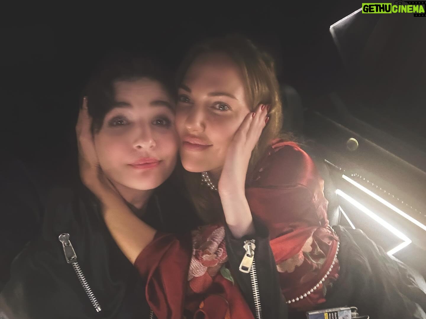 Gonca Vuslateri Instagram - Bazen kendinizin ne kadar güzel olduğunu görmek için bir dostun gözlerine bakmanız gerekir…Aynaya gerek yok. Arkadaşınız sizinle ilgili tüm gerçekleri anlatır size.. Ve bu gerçeği kabul etmek de cesaret ister. Meryem'in kalbimde öyle bir yeri var ki.. ve bunu onunla çektiğimiz harika sahnelerde de karşılıklı olarak hissettik.. İyi ki varsın güneşim. Parla güzelim! Birlikte nice mutlu yolculuklarımız olsun! .. Sometimes you have to look into a friend's eyes to see how beautiful you are.. No need for a mirror. ! Your friend tells all the facts about you.. And of course, it takes courage to accept this truth:) Meryem has such a place in my heart.. and we mutually felt this in the wonderful scenes we shot with her.. I'm glad to have you, my sun. Shine beautiful! May we have many happy journeys together! @meryemuzerlimeryem