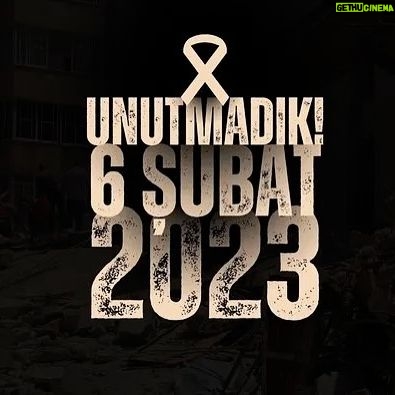 Gonca Vuslateri Instagram - Ülkemiz .. güzel toprağımız.. Son yılların en büyük felaketinin ilk yılı.. Acılar taze.. Eksikliklerimiz çok.. Gözümüz gelecekte elbette fakat özümüzü, değerlerimizi iyileştirerek .. Acıları anlayarak. Birlik bilincinin önemini kavrayarak dönecek akrep ile yelkovan Ülkemizin başı sağ olsun.. Allah geride kalanların yardımcısı olsun.. Orada olan ve bu olayı yaşayan kimseyi anlamaya gücümüz yetmeyecek fakat ellerimiz onları sımsıkı tutmaya Ve Her daim duaya açık, Nöbette. ! 🙏🏼