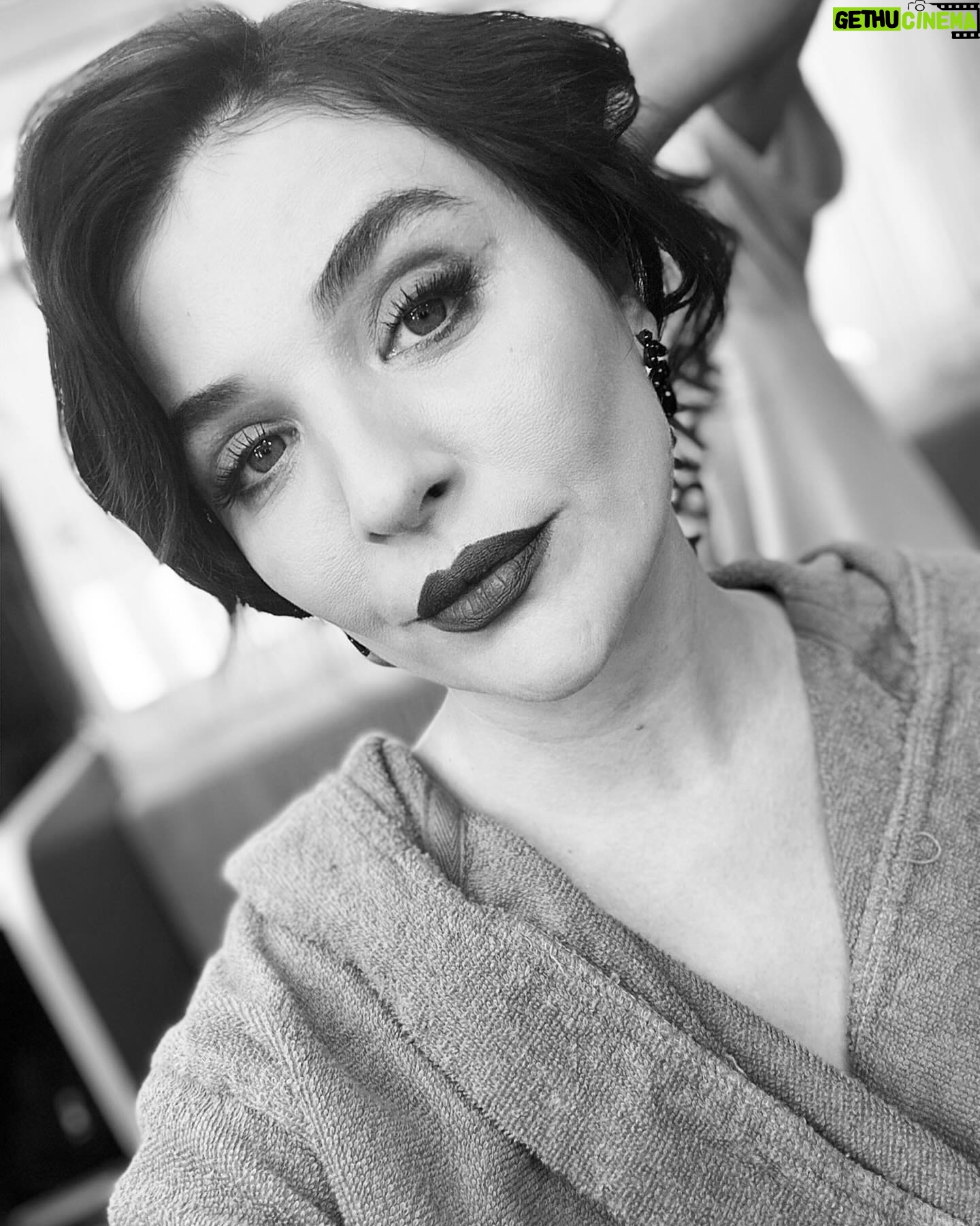 Gonca Vuslateri Instagram - Arkadaşlar #story de kalmasın, ev adreslerinize yolluyorum. Gazeteye ilan da vericem. Cıngar çıkarıcam, kalmasın story’de! 😎 #actress #Vera #goncavuslateri #hayatçokkısa #okadaruzunboyludeğil 🥸