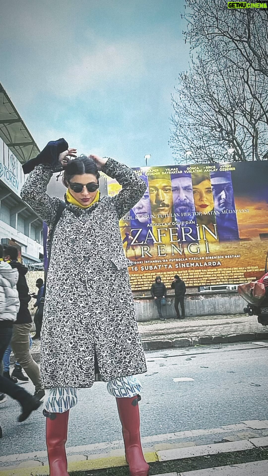 Gonca Vuslateri Instagram - 16 Şubatta buluşacağız. #zaferinrengi #fenerbahçe @apooguz 👑 Maç güzeldi.. güvenli bir yerden seyrettim. Benim yerim kale arkası😎 Fakat bu maç, hamilelikten ötürü köftecilerin olduğu yerlerde takılmakla geçti😜 Tebrikler Fenerbahçe, tebrikler taraftar. Zaferin Rengi’nin altında 16 Şubatta kavuşmak üzere🎊🌹
