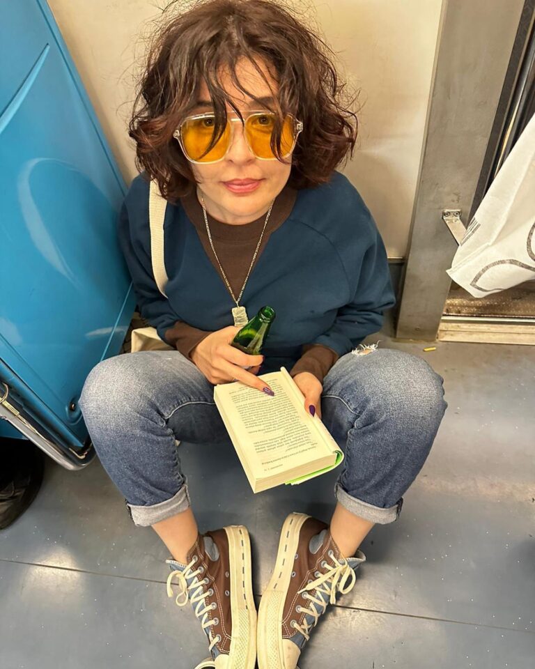 Gonca Vuslateri Instagram - Metroda bitirdiğiniz kitaplardan içine not yazıp bıraktığınız oldu mu hiç? #istanbulmetro #metro #underground #actor #goncavuslateri #picoftheday #instagram