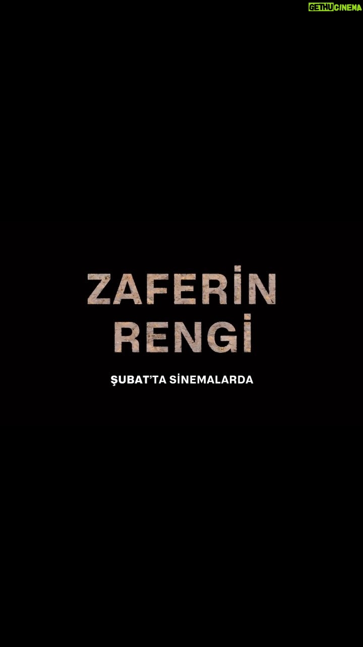 Gonca Vuslateri Instagram - FILMIMIZ GELIYOR! Attığınız her gol kurşun olacak! Tuttuğunuz her top vatan müdafaası! Cumhuriyetimizin 100. Yılında; Milli Mücadele’yi… İşgal altındaki İstanbul’u… Anadolu’da başlatılan direnişi… Mustafa Kemal Paşa’nın Fenerbahçe Kulübü’nü ziyaretiyle ateşlenen, yorgun ve yoksul bir halkın spor müsabakaları ile zafere olan inancını gözler önüne seren, Ve Cumhuriyet tarihinin en büyük spor başarılarından biri olarak kabul edilen General Harington Kupası’nı eşsiz bir hikaye örgüsü ile beyazperdeye taşıyacak olan #ZaferinRengi sinema filmi ilk teaser’ını yayınladı! #ZaferinRengi #ANSprodüksiyon #EvrenselProductions #ZaferinRengiFilmi