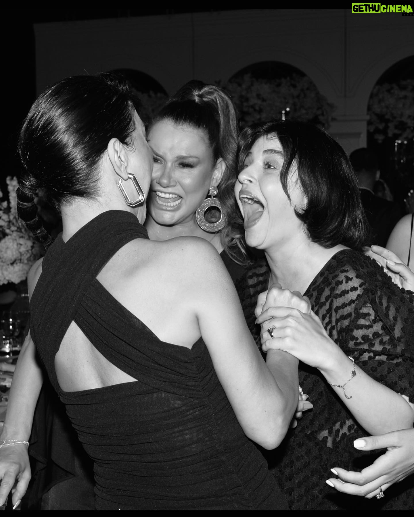 Gonca Vuslateri Instagram - “Ne kadar da güzel evde kaldık” adlı parçamızın single partisinden ..😂🧿👑 Şaka şaka yine eşimiz dostumuz evlenirken gıpta ve sitem içerikli kahkahalar attık.. Bu da şaka! Çok eğlendik. Çok güldük. Hande’nin dişlerinin ışıltısından gecemiz aydınlandı:) @handeyener @denizseki Deniz bir düğünde daha takı konusunda hepimizi sollayarak gelini en mutlu eden oldu.. Ben mi? Ben ne yapcam? Ben gözlem yaptım:)😂 @arseviyeter @muratyeter harika geceydi.. kulakların da çınladı @banunoyan 🦐🦋🩵 Destan yazsaydım.. hava çok sıcak:) Mutluluklar @sevdaasoubar 🦋🧿🦋🧿🐠👑 Bu arada 56 aylık hamile gibi göründüm bu elbiseyle.. önümüzdeki 45 yılın annelik duygusunu yaşadım o tebriklerle.. “fakat ne yazık ki sokak boştu” :)))