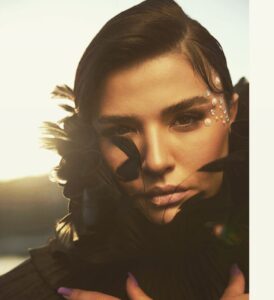 Gonca Vuslateri Instagram - Harika bir gün olsun. Ankara’da hava cillop zira✨ Magazinde kendimi okudum az önce. Zaten @1birsenaltuntas dışında kimseye konuşmam. Prensibim oldu bu. Evet, hamileyim. Bilinmesi için erken bir dönem. İşe gidip geliyorum, ortamım sakin. Kadın olduğum için doğurma özelliğim var zaten.. öncelikle şaşkınlığa son vereyim. Yani bu genelde olabiliyor. “Anne olmak çok istemedim” açıklamamı önüme getirmeyin. Hala aynı fikirdeyim.. sadece gelene “git” demiyorum. Bu da seçimim:)😎 Hazır demiyorken de; bu beni otomatik çocuk annesi yapar. Kendini kaybetmiş annelik ayinlerinde görünür müyüm bilmiyorum ama gayet cool akıyor hayatım. Mükemmel bir sevgilim var. Gözüne ilk baktığımda “bu adam” dediğim. Hala da o adam. Sanırım hep o. Fakat ünlülük işinde değil. Var olmak istememek demokratik hakkı. Öyle de olacak. Biz onu göreceğiz fakat hakkında konuşmayacağız. Nasıl ama? Cillop. Çünkü herkes baba olamaz. O bir baba adayı😎😎🩵 ne isterse o. Evlilik tabii çocuk haberini aldığımda düşündüğüm bir şey. Bir kez evlendim. Gelinlik, takı, tabak çanak, pasta-börek sevmiyorum zira acayip rahatsız edici bir ses. Tüm düğünlerin ses sistemi korkunçtur. Düğün kanaatim budur. Aile hukuku her şeyin üstündedir. Olmalıdır. Çocuğun özlük hakları için. Fakat hava soğuk, ısınınca bi düğün yaparım. 🙂 Benim hayatım çok mutlu ve sakin aslında ama insanlar Dilan Polat’a attığı like’ları iptal etmekten tabii zaman mı buluyor. 💁🏻‍♀️ Kardeşim her kafasına para bağlayana atlama huyumuz nedir ki .. neyse.. Buraya kadar Gonca dilinde konuştum. Merakı giderdim. 💛 Dünyada savaş var. Doğru mu? .. siz de her gün benim gibi koca koca çarşafların, çöp torbalarının içinde hayatını kaybetmiş bebek görseniz insanlığınız hangisine el verir.. Ben vicdanımı sokakta bulmadım. Zihniyetime ve yüreğime yaptığım yatırım, kalitesinden şüphesizliğim böyle lakayıt bir sevinç harbine izin vermiyor. Süreç herkesin hayrına olsun. Hepinizi kucaklıyorum❤️ İnsan kıymetlidir.🪽
