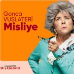 Gonca Vuslateri Instagram - Yaşamımın küçük gözlemlerinden, hoş anılarından örülmüş, dallanmış budaklanmış, yosunlar arasından açmayı başarmış sardunyaların öyküsü @dogacanperkun ile kaleme alındı. Aile; Kimi deli der, kimi renkli.. Rengarenktir aile. Gençliğimizi utanmakla, yetişkinliğimizi kabullenmekle, yaşlılığımızı özlemekle geçirdiğimiz kabuğumuz. Hadi biraz da gülelim olan bitene.. 🌿 MedYapım ve AyYapım ortaklığı ile @neslihanyesilyurt yönetmenliğinde perdeye yansıtıldı.. Bu filmde en çok şikayet ettiğimiz konuyla yüzleşeceğiz: yetiştirilme mevzumuz. :) Ve uzaktan bakıldığında o kadar büyük problem görünmeyen o kanırtıcı ortak dertlerimize sinirimiz bozularak güleceğiz, duygulanacağız.. Bu aralık ayı, bi aralık gülmemiz gerektiğini de öğretecek bize.. İşte filmimizin muhteşem oyuncuları 👆🏼 Kendimi başa tutturmamın tek sebebi ego bence. Hiç de öyle yırtınmalarım yoktu. Film vizyona gireceği için şöhret tutkum galip geldi herhalde.. 😍🥹 Tüm oyuncuların eline sağlık. Doya doya, ailecek izleyeceğiniz harika bir problemli aile filmi:) #kimideliderkimirenkli #ailerengarenktir #aile #cenazemizehoşgeldiniz @neslihanyesilyurt 😎🙅🏻‍♀️🌲 Sonsuz teşekkürlerimle, @medyapimresmi @ayyapim #FatihAksoy #KeremÇatay