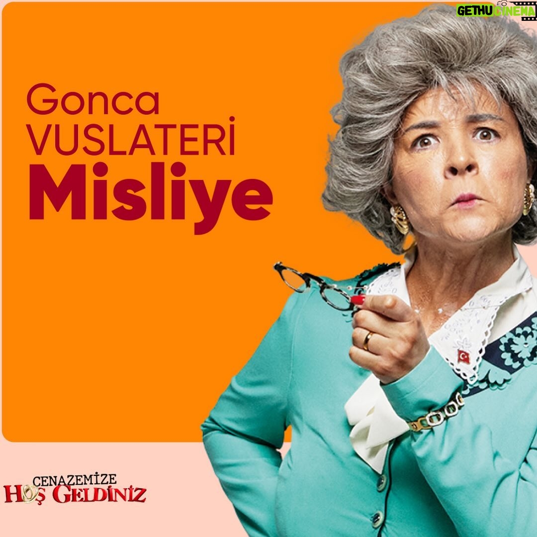 Gonca Vuslateri Instagram - Yaşamımın küçük gözlemlerinden, hoş anılarından örülmüş, dallanmış budaklanmış, yosunlar arasından açmayı başarmış sardunyaların öyküsü @dogacanperkun ile kaleme alındı. Aile; Kimi deli der, kimi renkli.. Rengarenktir aile. Gençliğimizi utanmakla, yetişkinliğimizi kabullenmekle, yaşlılığımızı özlemekle geçirdiğimiz kabuğumuz. Hadi biraz da gülelim olan bitene.. 🌿 MedYapım ve AyYapım ortaklığı ile @neslihanyesilyurt yönetmenliğinde perdeye yansıtıldı.. Bu filmde en çok şikayet ettiğimiz konuyla yüzleşeceğiz: yetiştirilme mevzumuz. :) Ve uzaktan bakıldığında o kadar büyük problem görünmeyen o kanırtıcı ortak dertlerimize sinirimiz bozularak güleceğiz, duygulanacağız.. Bu aralık ayı, bi aralık gülmemiz gerektiğini de öğretecek bize.. İşte filmimizin muhteşem oyuncuları 👆🏼 Kendimi başa tutturmamın tek sebebi ego bence. Hiç de öyle yırtınmalarım yoktu. Film vizyona gireceği için şöhret tutkum galip geldi herhalde.. 😍🥹 Tüm oyuncuların eline sağlık. Doya doya, ailecek izleyeceğiniz harika bir problemli aile filmi:) #kimideliderkimirenkli #ailerengarenktir #aile #cenazemizehoşgeldiniz @neslihanyesilyurt 😎🙅🏻♀️🌲 Sonsuz teşekkürlerimle, @medyapimresmi @ayyapim #FatihAksoy #KeremÇatay