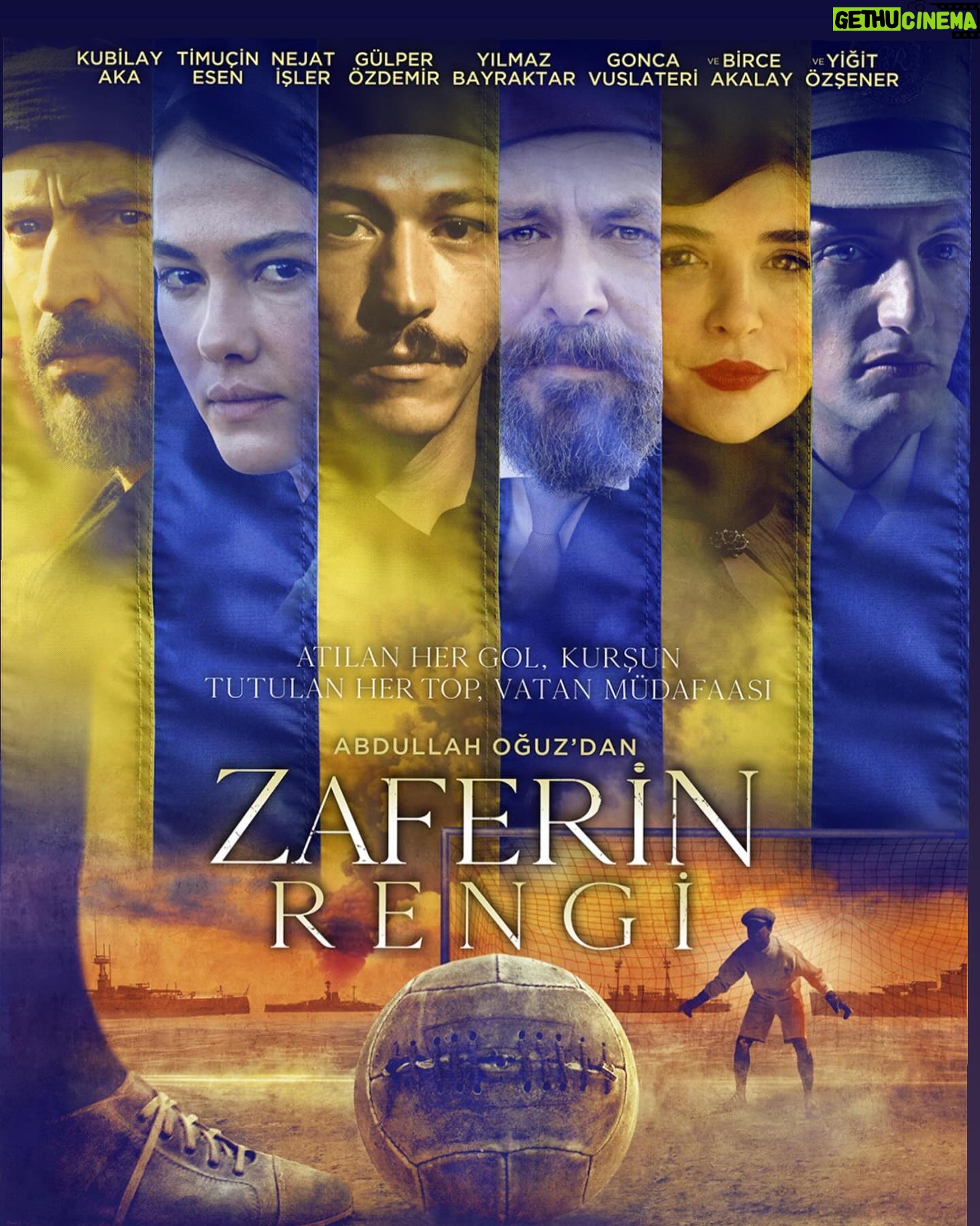 Gonca Vuslateri Instagram - Az kaldı 🫡 Abdullah Oğuz 👑 💛💙 Atılan her gol, kurşun… Tutulan her top, vatan müdafaası. Merakla beklenen ‘’Zaferin Rengi’’ sinema filmimizin afişi yayında. 16 Şubat’ta sinemalarda. #ZaferinRengi #ANSprodüksiyon #EvrenselProductions