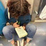 Gonca Vuslateri Instagram – Metroda bitirdiğiniz kitaplardan içine not yazıp bıraktığınız oldu mu hiç? #istanbulmetro #metro #underground #actor #goncavuslateri #picoftheday #instagram