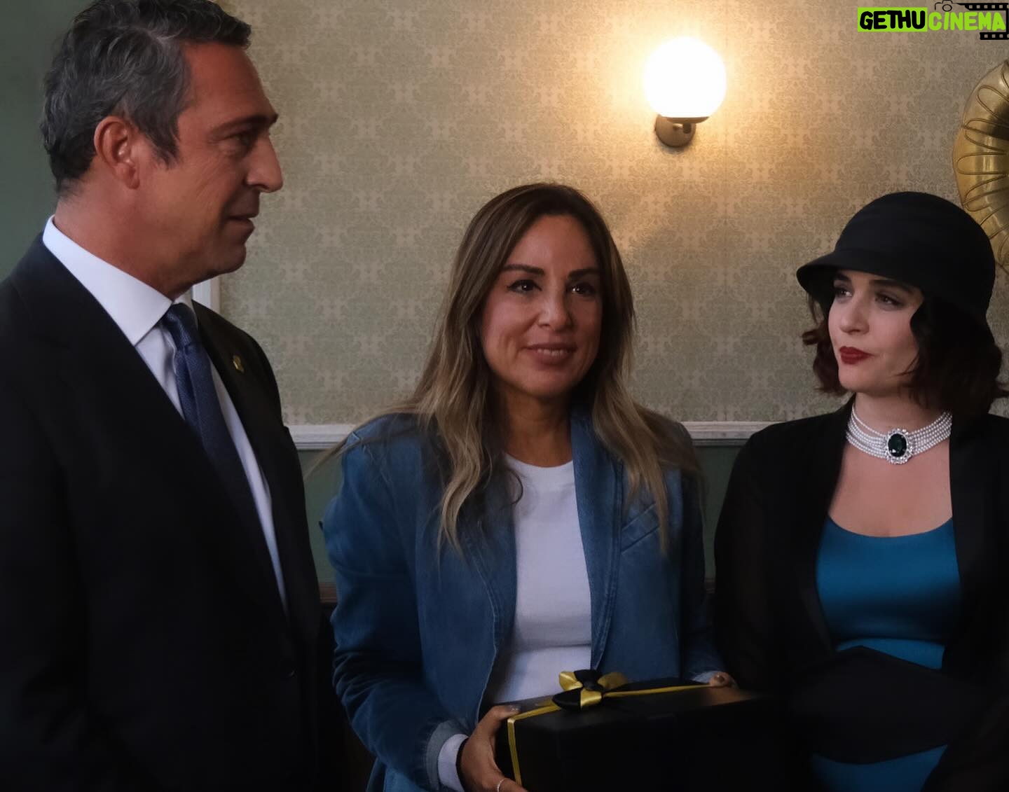 Gonca Vuslateri Instagram - Zaferin Rengi tamamlandı.. Heyecan verici bir süreçti. @apooguz yarattığın dünyada bana biçilen kaderi keyifle yaşadım. Teşekkür ederim. Setin son günleriydi. Sevgili Ali Koç ve şahane ekibi ziyaretimize gelmişlerdi. ⭐️💙 Parlasın filmimiz. Çok da uzak olmayan bir zamanda, kavuşmak üzere. #zaferinrengi