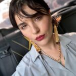 Gonca Vuslateri Instagram – Bu pozu takside çektim. Belediye otobüsü şoförü abi yandan bağırdı “daha yukardan” diye. Açımı da verdiler sağ olsunlar😎

Hayat bayram oldu bana akşam akşam:)
