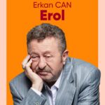 Gonca Vuslateri Instagram - Yaşamımın küçük gözlemlerinden, hoş anılarından örülmüş, dallanmış budaklanmış, yosunlar arasından açmayı başarmış sardunyaların öyküsü @dogacanperkun ile kaleme alındı. Aile; Kimi deli der, kimi renkli.. Rengarenktir aile. Gençliğimizi utanmakla, yetişkinliğimizi kabullenmekle, yaşlılığımızı özlemekle geçirdiğimiz kabuğumuz. Hadi biraz da gülelim olan bitene.. 🌿 MedYapım ve AyYapım ortaklığı ile @neslihanyesilyurt yönetmenliğinde perdeye yansıtıldı.. Bu filmde en çok şikayet ettiğimiz konuyla yüzleşeceğiz: yetiştirilme mevzumuz. :) Ve uzaktan bakıldığında o kadar büyük problem görünmeyen o kanırtıcı ortak dertlerimize sinirimiz bozularak güleceğiz, duygulanacağız.. Bu aralık ayı, bi aralık gülmemiz gerektiğini de öğretecek bize.. İşte filmimizin muhteşem oyuncuları 👆🏼 Kendimi başa tutturmamın tek sebebi ego bence. Hiç de öyle yırtınmalarım yoktu. Film vizyona gireceği için şöhret tutkum galip geldi herhalde.. 😍🥹 Tüm oyuncuların eline sağlık. Doya doya, ailecek izleyeceğiniz harika bir problemli aile filmi:) #kimideliderkimirenkli #ailerengarenktir #aile #cenazemizehoşgeldiniz @neslihanyesilyurt 😎🙅🏻‍♀️🌲 Sonsuz teşekkürlerimle, @medyapimresmi @ayyapim #FatihAksoy #KeremÇatay