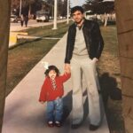 Gonca Vuslateri Instagram - Bugün telefonumda, ıcloud, diğer ne kadar varsa resimlerimi uzaya yolladım. Denk geldikçe de siliyorum. Ne çok şeyin adı olmuş “hatıra”. Her şey hatıra olamaz aslında. Bazı fotoğraflar “görgü tanığı” imajı veriyor artık. “Bu da oldu” yahut “bu insanla da tanıştık”.. Kimseyi gerçekten tanımıyoruz.. Bilmiyoruz kalbinde ne oluyor bitiyor.. Az çok kendimizden eminiz. Kendi sahteliğim bile daha sahici . Binlerce fotoğraf. Eğlendik, bitti : böyle dedim kendime. Kurunun yanında yaş da yanıyor hani. Sonra bu şapşal hallerimi buldum. / İklim değişsin Akdeniz olsun ki gülümseyelim* 🩵