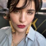 Gonca Vuslateri Instagram – Bu pozu takside çektim. Belediye otobüsü şoförü abi yandan bağırdı “daha yukardan” diye. Açımı da verdiler sağ olsunlar😎

Hayat bayram oldu bana akşam akşam:)
