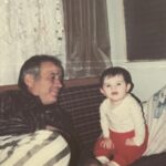 Gonca Vuslateri Instagram - Bugün telefonumda, ıcloud, diğer ne kadar varsa resimlerimi uzaya yolladım. Denk geldikçe de siliyorum. Ne çok şeyin adı olmuş “hatıra”. Her şey hatıra olamaz aslında. Bazı fotoğraflar “görgü tanığı” imajı veriyor artık. “Bu da oldu” yahut “bu insanla da tanıştık”.. Kimseyi gerçekten tanımıyoruz.. Bilmiyoruz kalbinde ne oluyor bitiyor.. Az çok kendimizden eminiz. Kendi sahteliğim bile daha sahici . Binlerce fotoğraf. Eğlendik, bitti : böyle dedim kendime. Kurunun yanında yaş da yanıyor hani. Sonra bu şapşal hallerimi buldum. / İklim değişsin Akdeniz olsun ki gülümseyelim* 🩵