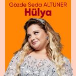 Gonca Vuslateri Instagram - Yaşamımın küçük gözlemlerinden, hoş anılarından örülmüş, dallanmış budaklanmış, yosunlar arasından açmayı başarmış sardunyaların öyküsü @dogacanperkun ile kaleme alındı. Aile; Kimi deli der, kimi renkli.. Rengarenktir aile. Gençliğimizi utanmakla, yetişkinliğimizi kabullenmekle, yaşlılığımızı özlemekle geçirdiğimiz kabuğumuz. Hadi biraz da gülelim olan bitene.. 🌿 MedYapım ve AyYapım ortaklığı ile @neslihanyesilyurt yönetmenliğinde perdeye yansıtıldı.. Bu filmde en çok şikayet ettiğimiz konuyla yüzleşeceğiz: yetiştirilme mevzumuz. :) Ve uzaktan bakıldığında o kadar büyük problem görünmeyen o kanırtıcı ortak dertlerimize sinirimiz bozularak güleceğiz, duygulanacağız.. Bu aralık ayı, bi aralık gülmemiz gerektiğini de öğretecek bize.. İşte filmimizin muhteşem oyuncuları 👆🏼 Kendimi başa tutturmamın tek sebebi ego bence. Hiç de öyle yırtınmalarım yoktu. Film vizyona gireceği için şöhret tutkum galip geldi herhalde.. 😍🥹 Tüm oyuncuların eline sağlık. Doya doya, ailecek izleyeceğiniz harika bir problemli aile filmi:) #kimideliderkimirenkli #ailerengarenktir #aile #cenazemizehoşgeldiniz @neslihanyesilyurt 😎🙅🏻‍♀️🌲 Sonsuz teşekkürlerimle, @medyapimresmi @ayyapim #FatihAksoy #KeremÇatay