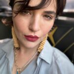 Gonca Vuslateri Instagram - Bu pozu takside çektim. Belediye otobüsü şoförü abi yandan bağırdı “daha yukardan” diye. Açımı da verdiler sağ olsunlar😎 Hayat bayram oldu bana akşam akşam:)