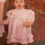 Gonca Vuslateri Instagram – Bugün telefonumda, ıcloud, diğer ne kadar varsa resimlerimi uzaya yolladım. Denk geldikçe de siliyorum. Ne çok şeyin adı olmuş “hatıra”.

Her şey hatıra olamaz aslında. Bazı fotoğraflar “görgü tanığı” imajı veriyor artık. “Bu da oldu” yahut “bu insanla da tanıştık”..

Kimseyi gerçekten tanımıyoruz..

Bilmiyoruz kalbinde ne oluyor bitiyor..

Az çok kendimizden eminiz.

Kendi sahteliğim bile daha sahici . Binlerce fotoğraf. 

Eğlendik, bitti : böyle dedim kendime.

Kurunun yanında yaş da yanıyor hani. 

Sonra bu şapşal hallerimi buldum.

/

İklim değişsin Akdeniz olsun ki gülümseyelim*

🩵