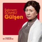 Gonca Vuslateri Instagram - Yaşamımın küçük gözlemlerinden, hoş anılarından örülmüş, dallanmış budaklanmış, yosunlar arasından açmayı başarmış sardunyaların öyküsü @dogacanperkun ile kaleme alındı. Aile; Kimi deli der, kimi renkli.. Rengarenktir aile. Gençliğimizi utanmakla, yetişkinliğimizi kabullenmekle, yaşlılığımızı özlemekle geçirdiğimiz kabuğumuz. Hadi biraz da gülelim olan bitene.. 🌿 MedYapım ve AyYapım ortaklığı ile @neslihanyesilyurt yönetmenliğinde perdeye yansıtıldı.. Bu filmde en çok şikayet ettiğimiz konuyla yüzleşeceğiz: yetiştirilme mevzumuz. :) Ve uzaktan bakıldığında o kadar büyük problem görünmeyen o kanırtıcı ortak dertlerimize sinirimiz bozularak güleceğiz, duygulanacağız.. Bu aralık ayı, bi aralık gülmemiz gerektiğini de öğretecek bize.. İşte filmimizin muhteşem oyuncuları 👆🏼 Kendimi başa tutturmamın tek sebebi ego bence. Hiç de öyle yırtınmalarım yoktu. Film vizyona gireceği için şöhret tutkum galip geldi herhalde.. 😍🥹 Tüm oyuncuların eline sağlık. Doya doya, ailecek izleyeceğiniz harika bir problemli aile filmi:) #kimideliderkimirenkli #ailerengarenktir #aile #cenazemizehoşgeldiniz @neslihanyesilyurt 😎🙅🏻‍♀️🌲 Sonsuz teşekkürlerimle, @medyapimresmi @ayyapim #FatihAksoy #KeremÇatay