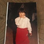 Gonca Vuslateri Instagram – Bugün telefonumda, ıcloud, diğer ne kadar varsa resimlerimi uzaya yolladım. Denk geldikçe de siliyorum. Ne çok şeyin adı olmuş “hatıra”.

Her şey hatıra olamaz aslında. Bazı fotoğraflar “görgü tanığı” imajı veriyor artık. “Bu da oldu” yahut “bu insanla da tanıştık”..

Kimseyi gerçekten tanımıyoruz..

Bilmiyoruz kalbinde ne oluyor bitiyor..

Az çok kendimizden eminiz.

Kendi sahteliğim bile daha sahici . Binlerce fotoğraf. 

Eğlendik, bitti : böyle dedim kendime.

Kurunun yanında yaş da yanıyor hani. 

Sonra bu şapşal hallerimi buldum.

/

İklim değişsin Akdeniz olsun ki gülümseyelim*

🩵