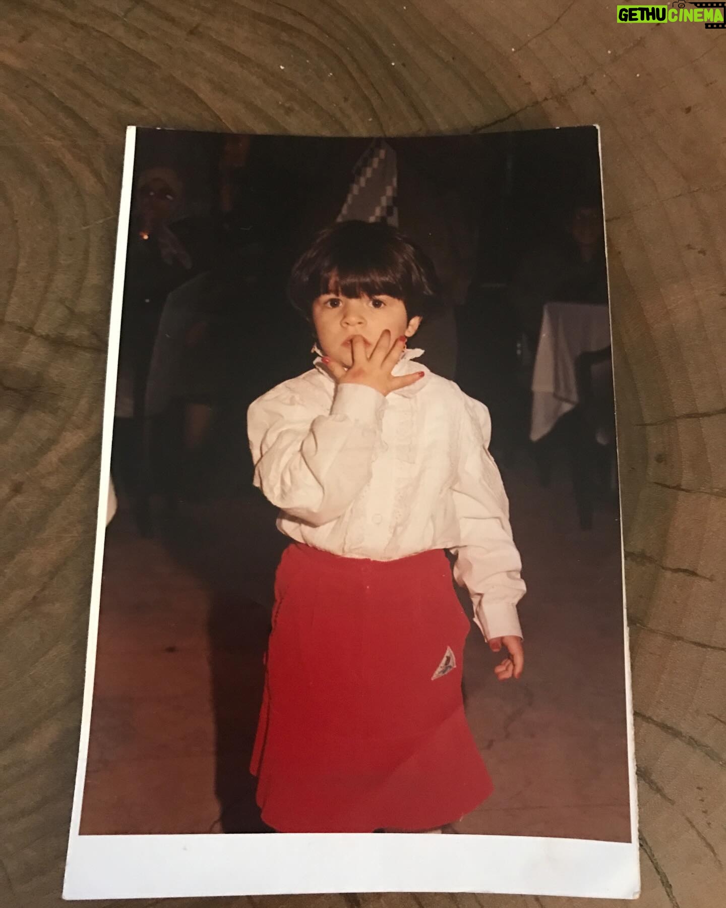Gonca Vuslateri Instagram - Bugün telefonumda, ıcloud, diğer ne kadar varsa resimlerimi uzaya yolladım. Denk geldikçe de siliyorum. Ne çok şeyin adı olmuş “hatıra”. Her şey hatıra olamaz aslında. Bazı fotoğraflar “görgü tanığı” imajı veriyor artık. “Bu da oldu” yahut “bu insanla da tanıştık”.. Kimseyi gerçekten tanımıyoruz.. Bilmiyoruz kalbinde ne oluyor bitiyor.. Az çok kendimizden eminiz. Kendi sahteliğim bile daha sahici . Binlerce fotoğraf. Eğlendik, bitti : böyle dedim kendime. Kurunun yanında yaş da yanıyor hani. Sonra bu şapşal hallerimi buldum. / İklim değişsin Akdeniz olsun ki gülümseyelim* 🩵