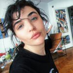 Gonca Vuslateri Instagram - Haftanın sonu.. kutlu doğum haftasından..🛰️🤘🏻 👽🛸 @pelisterdeniz @fthplster L ile Sergi geliyor! Sergi!