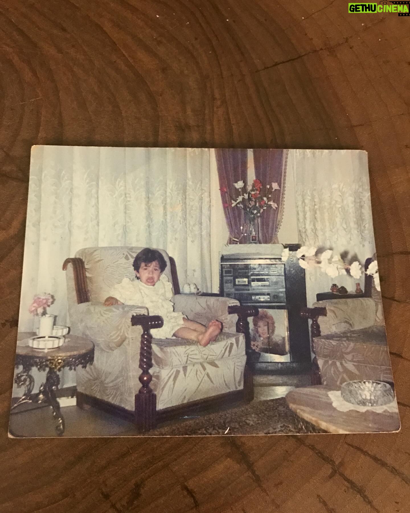 Gonca Vuslateri Instagram - Bugün telefonumda, ıcloud, diğer ne kadar varsa resimlerimi uzaya yolladım. Denk geldikçe de siliyorum. Ne çok şeyin adı olmuş “hatıra”. Her şey hatıra olamaz aslında. Bazı fotoğraflar “görgü tanığı” imajı veriyor artık. “Bu da oldu” yahut “bu insanla da tanıştık”.. Kimseyi gerçekten tanımıyoruz.. Bilmiyoruz kalbinde ne oluyor bitiyor.. Az çok kendimizden eminiz. Kendi sahteliğim bile daha sahici . Binlerce fotoğraf. Eğlendik, bitti : böyle dedim kendime. Kurunun yanında yaş da yanıyor hani. Sonra bu şapşal hallerimi buldum. / İklim değişsin Akdeniz olsun ki gülümseyelim* 🩵