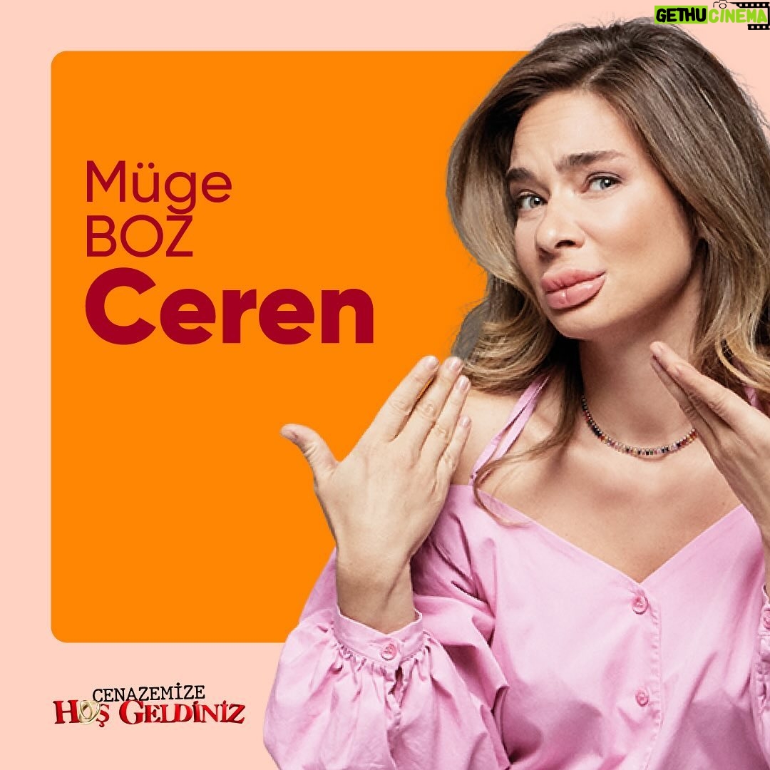 Gonca Vuslateri Instagram - Yaşamımın küçük gözlemlerinden, hoş anılarından örülmüş, dallanmış budaklanmış, yosunlar arasından açmayı başarmış sardunyaların öyküsü @dogacanperkun ile kaleme alındı. Aile; Kimi deli der, kimi renkli.. Rengarenktir aile. Gençliğimizi utanmakla, yetişkinliğimizi kabullenmekle, yaşlılığımızı özlemekle geçirdiğimiz kabuğumuz. Hadi biraz da gülelim olan bitene.. 🌿 MedYapım ve AyYapım ortaklığı ile @neslihanyesilyurt yönetmenliğinde perdeye yansıtıldı.. Bu filmde en çok şikayet ettiğimiz konuyla yüzleşeceğiz: yetiştirilme mevzumuz. :) Ve uzaktan bakıldığında o kadar büyük problem görünmeyen o kanırtıcı ortak dertlerimize sinirimiz bozularak güleceğiz, duygulanacağız.. Bu aralık ayı, bi aralık gülmemiz gerektiğini de öğretecek bize.. İşte filmimizin muhteşem oyuncuları 👆🏼 Kendimi başa tutturmamın tek sebebi ego bence. Hiç de öyle yırtınmalarım yoktu. Film vizyona gireceği için şöhret tutkum galip geldi herhalde.. 😍🥹 Tüm oyuncuların eline sağlık. Doya doya, ailecek izleyeceğiniz harika bir problemli aile filmi:) #kimideliderkimirenkli #ailerengarenktir #aile #cenazemizehoşgeldiniz @neslihanyesilyurt 😎🙅🏻♀️🌲 Sonsuz teşekkürlerimle, @medyapimresmi @ayyapim #FatihAksoy #KeremÇatay