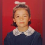 Gonca Vuslateri Instagram – 2009’du sanırım.

Özel bir tiyatronun seçmelerini kazanarak profesyonel hayata adımımı attım.

Gösterdiğim tek vefa, profesyonelliğin kendisine dairdir. 
Dürtülerimi esaretten, duygusal manipülasyona ve istismara karşı vahşilikten, yalana teşvik edecek çevresel faktörlerin korkusundan kendimi törpülemek..

Cılız kalmak, çıplak, ürkek, sessiz biri olmak:
Lakin güzel, alımlı, teşvik ettiren, yalnızca madde boyutuna hitap eden güzel bir aksesuar olarak daima dikkat çekmek.

Bunlarla çok mesaim de olmadı. Yalnızca fotoğraflarda kusursuz olunması bence gerçekle yaptığımız en iyi anlaşmadır.. İsteyen façasına şekil verir, ayağını kafasına diker.. zerre ilgilenmem.

Oyuncunun en iyi izleyici olduğunu biliyorum. 
Oyunculuğun da izlenimcilik süzgecinden geçmesinin şimdilerde olmasa da uzunca bir dönemdir mutlak olduğunu.

Oyunculuk, insanidir. Oyunculuk, dürtüseldir.

Oturduğunuz yerde sizi hayatın gıcık etmesidir.
Saçma sapan bir bitkiye Yaradan’ın mucizesi olarak da bakmaktır..

Bazen 5-6 ay çalışmam. Elime senaryo almam. Bazen de alamam. Uygun bi şeyler olmaz. 

Ben o aralarda oyuncuyumdur. O aralarda bana ne oluyorsa, elime senaryo aldığımda, başkasına göre boş geçirdiğim o hafta sonundan bir anın içine yerleşiyorumdur.

Şimdilerde televizyonlarda oynayan ve daima güzel arayan bazı yapımlara bakıyorum.. inatla bir kilolu aktör-aktris, dişleri aralık, saçları beyaz, bedensel engelli, kırışıklıklarına müdahale etmemiş .. ve daha bir çok örnek ..

Öyle az ki.. 

Müge Anlı’yı seyrediyoruz mesela.. çeşit çeşit katil, yalancı, mağdur.. boy boy insan görüyoruz.. kendi gibi olan fiziksel..

Müge Anlı’yı biri oynasa.. tüm bu program hikayesini.. gerçekçi bir anlatımla.. 
karşıdaki uzun koltuğa oturacak aktörler çoktan hayata küsüp başka sektöre geçmiş olacaklar..

-bir amacım yok farkındalık sadece.

Görüyorum ki yeni dünya anlatımı şöyle sektörde:

Evet biz değişiyoruz. Hatalarımızdan ders çıkarıyoruz.
Ama sen yine de sus.
Şimdi görüyorum türlü türlü saf işlerle saf değiştiren kimlikleri ve o yarışları. 
Şimdilerde dizilerde göremiyoruz demişsiniz.
Ben kesemi dolduruyorum.. izliyorum.. 
hiç yorulmadan.

Belki rüzgar hafifleyince..
Lakin bol bol filmlerde..

🌹