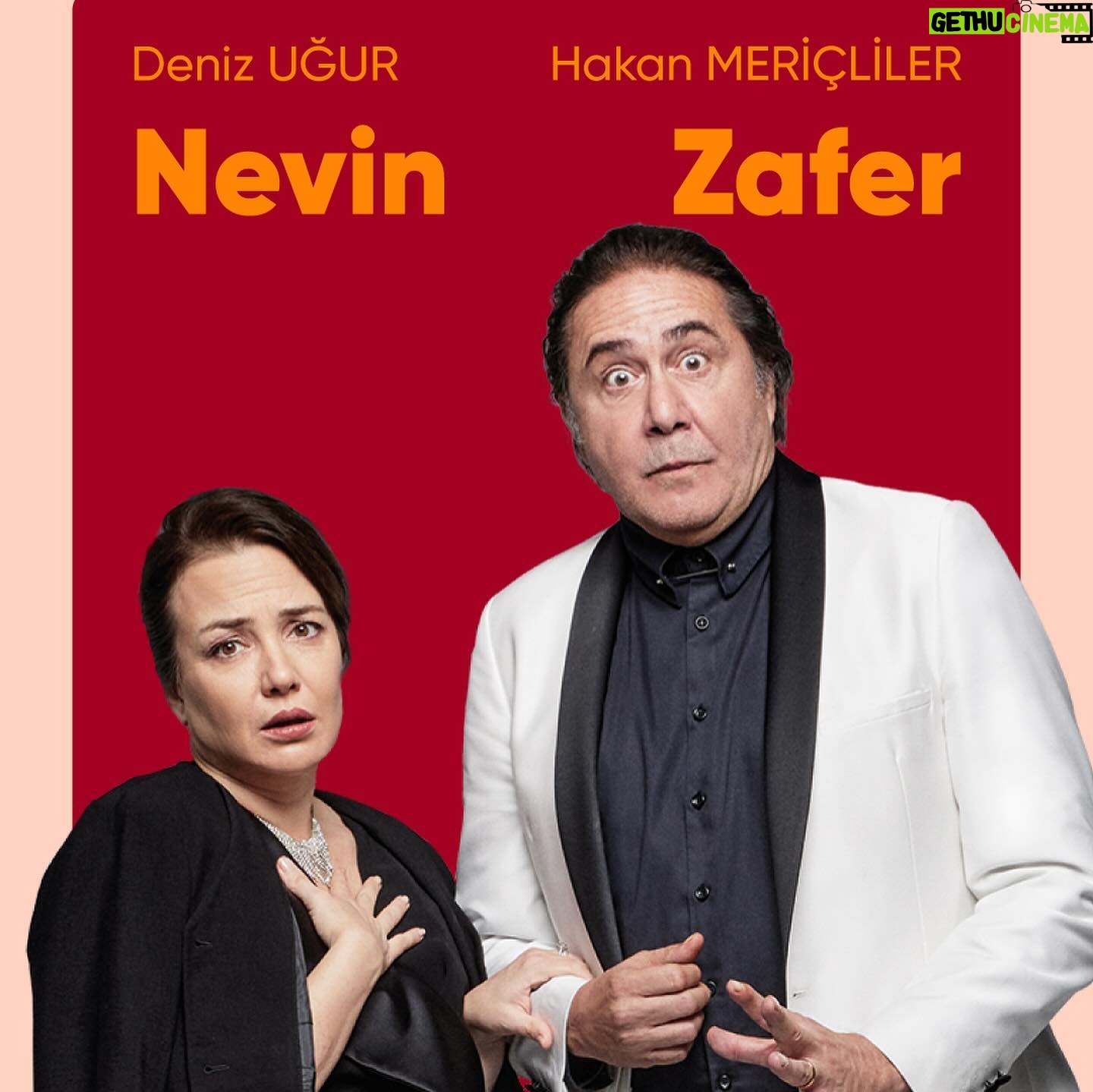 Gonca Vuslateri Instagram - Yaşamımın küçük gözlemlerinden, hoş anılarından örülmüş, dallanmış budaklanmış, yosunlar arasından açmayı başarmış sardunyaların öyküsü @dogacanperkun ile kaleme alındı. Aile; Kimi deli der, kimi renkli.. Rengarenktir aile. Gençliğimizi utanmakla, yetişkinliğimizi kabullenmekle, yaşlılığımızı özlemekle geçirdiğimiz kabuğumuz. Hadi biraz da gülelim olan bitene.. 🌿 MedYapım ve AyYapım ortaklığı ile @neslihanyesilyurt yönetmenliğinde perdeye yansıtıldı.. Bu filmde en çok şikayet ettiğimiz konuyla yüzleşeceğiz: yetiştirilme mevzumuz. :) Ve uzaktan bakıldığında o kadar büyük problem görünmeyen o kanırtıcı ortak dertlerimize sinirimiz bozularak güleceğiz, duygulanacağız.. Bu aralık ayı, bi aralık gülmemiz gerektiğini de öğretecek bize.. İşte filmimizin muhteşem oyuncuları 👆🏼 Kendimi başa tutturmamın tek sebebi ego bence. Hiç de öyle yırtınmalarım yoktu. Film vizyona gireceği için şöhret tutkum galip geldi herhalde.. 😍🥹 Tüm oyuncuların eline sağlık. Doya doya, ailecek izleyeceğiniz harika bir problemli aile filmi:) #kimideliderkimirenkli #ailerengarenktir #aile #cenazemizehoşgeldiniz @neslihanyesilyurt 😎🙅🏻♀️🌲 Sonsuz teşekkürlerimle, @medyapimresmi @ayyapim #FatihAksoy #KeremÇatay