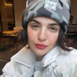 Gonca Vuslateri Instagram - Cumhuriyet’in 100. Yılına dair hissetiğimiz bu coşku, günlerdir süregelen korkunç soykırım haberleriyle kırılıp-bükülüyor.. İnsan olan, hisseder. Küçücük çocuklara üzülüyorum, gelip geçici insanların egosuna yenik düşen kan dolu süreçlerde bir tek düşünen yok onları.. Oyuncaklarını, hayallerini ve hayatlarını ellerinden alan bu sisteme de.. buna destek verip soğukkanlı bakabilen Biden gibi buz gibi yaşlılara lanet olsun. Gazetecilerin sorusuna “seninle konuşmak güzeldi” diye geçiştirdiği cümleyi Allah kahretsin. Bu durumu desteklemeyen Yahudi halkını kine, öfkeye teşvik edip 26 yerinden çocuk bıçaklatan öfkeniz batsın.. Allah’ın varlığını ve yüceliğini çocukları acımadan vurarak ispat etmek ve suçu birbirine mal ederek hala şiddete devam etmek suçtur. Buradan kimse cennete giremeyecek! Onu bilin. Sustuklarımızı da anlatacaklar öldüğümüzde. Önce o başlattı! Demenin Allah katında bir haklılığı var mı bilmiyorum.. Fakat inançları taciz edilen bir toplum, tefekkürün en kutsal ibadet olduğunu artık hatırlayamıyor.. İnsanlık, hafızadan silinmiş gibi bir hayat yaşıyoruz. Cumhuriyet’in 100. Yılında Mustafa Kemal Atatürk’ün stratejilerine ve zekasına bir kez daha minnetimi sunarım.. Bu süreçte hükümetin savaşla ilgili yürüttüğü duruşunu ve politikasını yakından takip etmekteyim. Gaza gelmeden, en makul-en faydalı bir yatıştırıcılık ve eleştiri politikası ülkemiz için en güvenli tepkidir.. Bölgede haber yapmakta olan gazetecilerimizin sonuna kadar yanındayız.. Allah yardımcıları olsun. Dualarım Filistin halkı, savaştan etkilenen her iki tarafın masum bebeleri ve doğrulukla… *Dump pics with notes. Velhasıl, Odacıklarından birinde kalbimin dalgalanır bayrağım.. 100. Yılım.. memleketim.. Canımın izi. 🇹🇷